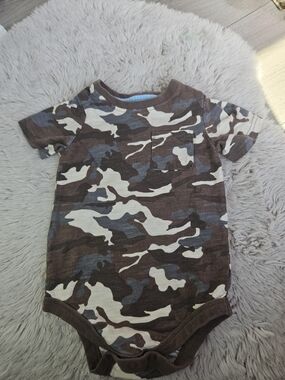5/20$ 💚Cute George Baby Boy Camo Bodysuit with Pocket - Size 12-18